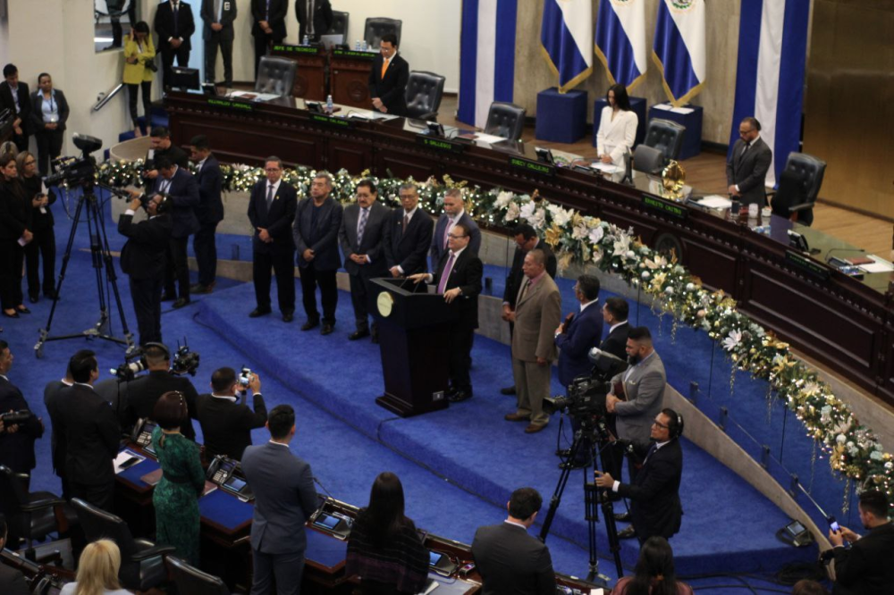 El grupo de pastores se colocó al frente del Salón Azul frente a los diputados. / Emerson del Cid.