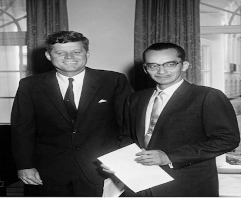 Kennedy junto al entonces embajador salvadoreño Francisco Lima.
