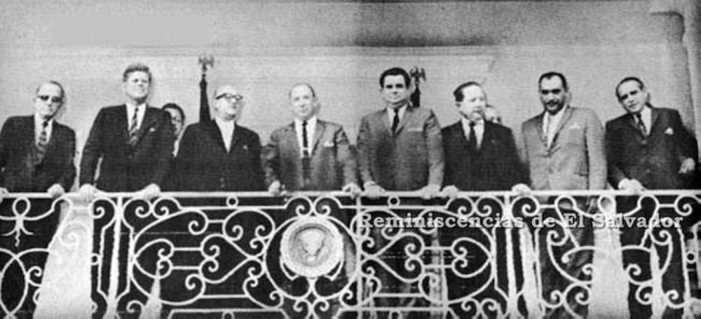 John Kennedy (segundo de la izq) con los presidentes de C.A. El encuentro de los Jefes de Estado, se realizó en el Teatro Nacional de San José, Costa Rica. El presidente salvadoreño Julio Rivera es el penúltimo de la derecha.