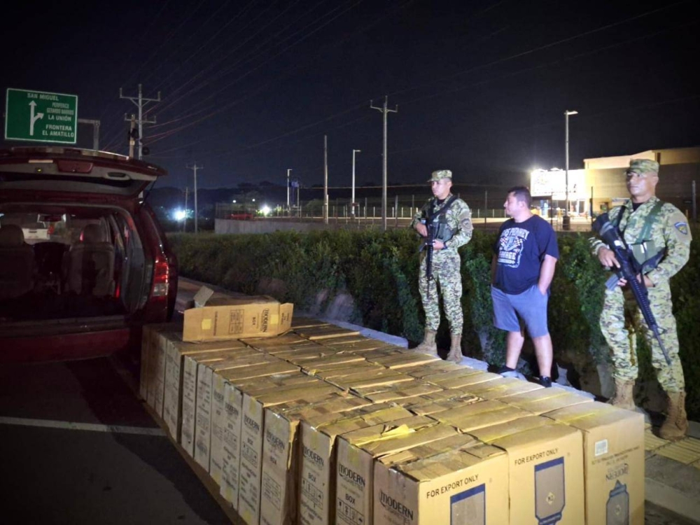 Las cajas de cigarrillos fueron encontradas al interior del vehículo en el que viajaba el hombre. / cortesía.