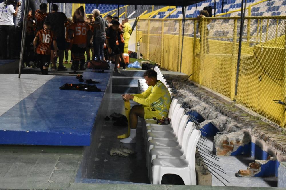 Zona de suplentes en el estadio Cuscatlán en fase de remodelación. / Emerson Del Cid