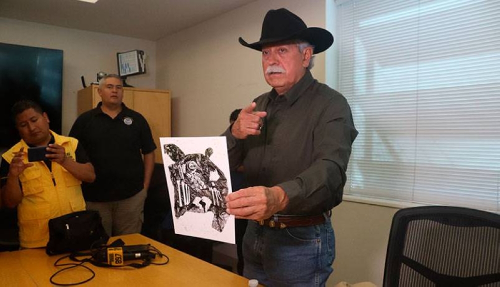 El sheriff Benny Martínez muestra una fotografía de los restos de un migrante en Brooks. /ILIANA CORNEJO
