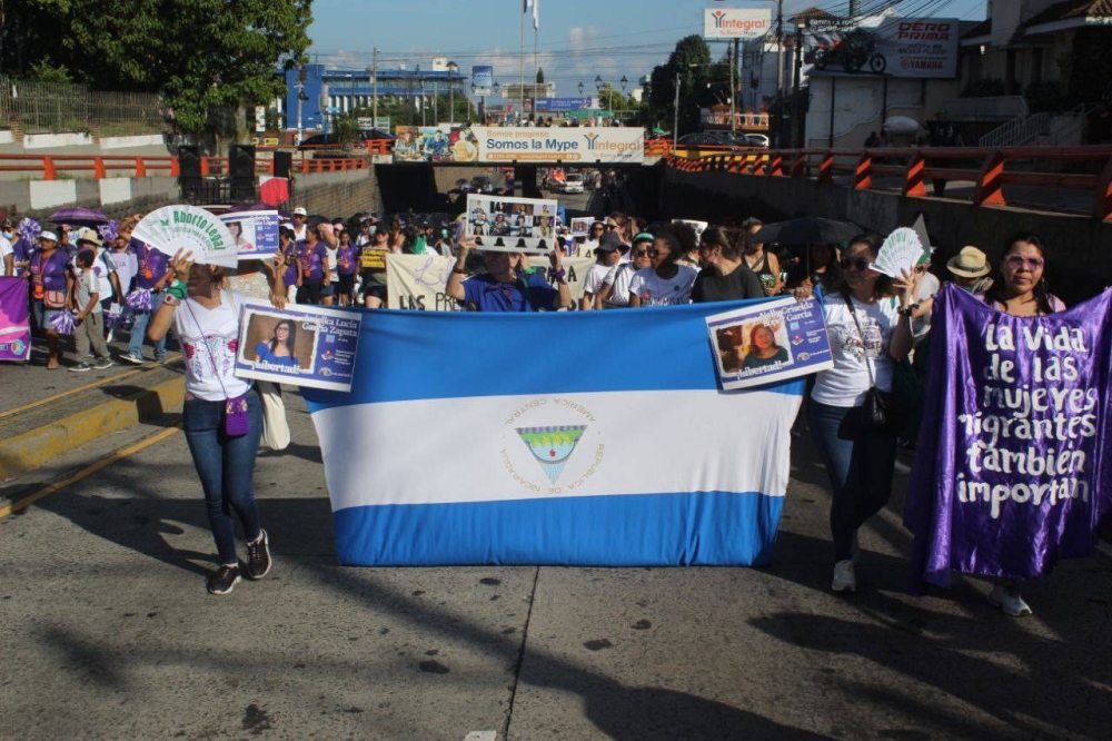 Organizaciones nacionales e internacionales que luchan por los derechos femeninos se hicieron presente en la marcha.