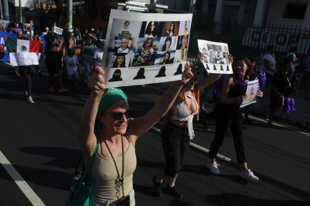 Las mujeres exigen al Estado el cumplimiento de la Ley Integral para una Vida Libre de Violencia contra la Mujer,