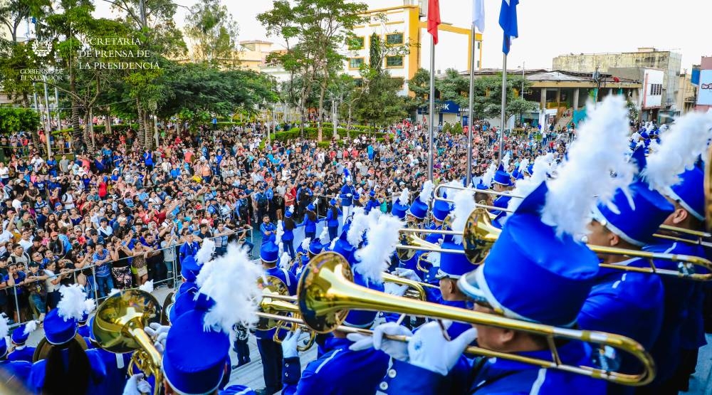 Una multitud de personas se dio cita en el centro capitalino para disfrutar de la presentación.