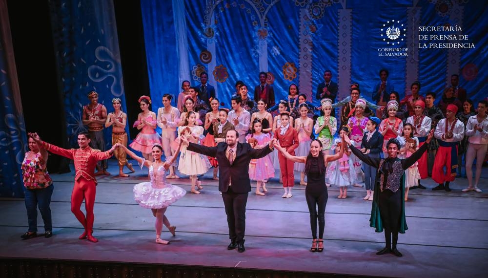 En la presentación del Cascanueces participaron la Compañía Nacional de Danza, el Ballet Folklórico Nacional, estudiantes de la Escuela Nacional de Danza Morena Celarié y la Orquesta Sinfónica de El Salvador, en una producción que reúne a más de cien artistas.