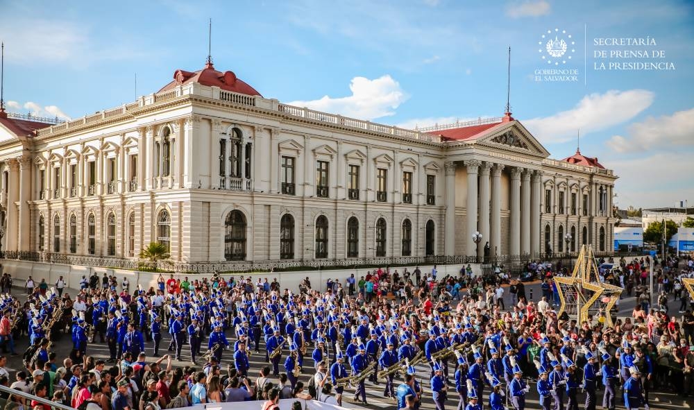 La banda musical está constituida por niños y jóvenes provenientes de todos el país, quienes fueron formados en las sedes regionales y central del Sistema de Coros y Orquestas Juveniles del Ministerio de Cultura.