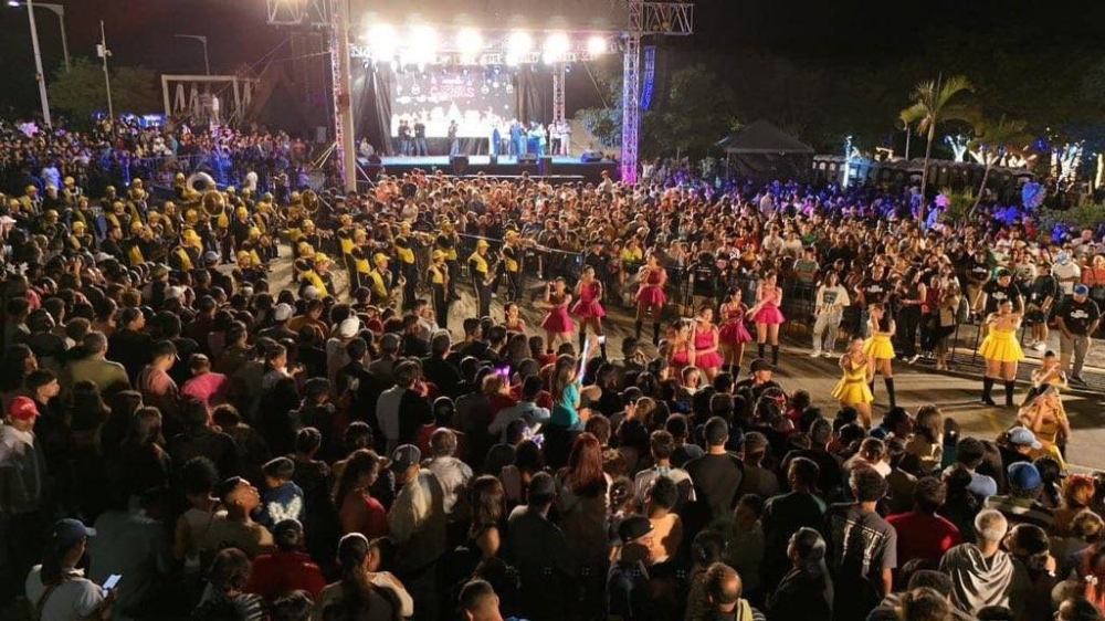 Lleno total en el parque y la participación de las bandas musicales.