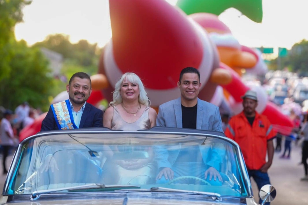 El alcalde de Santa Tecla, Henry Flores junto a la alpinista Alfa Karina Arrué y Héctor Cruz, gerente financiero de Cosavi, encabezaron el desfile navideño este domingo.