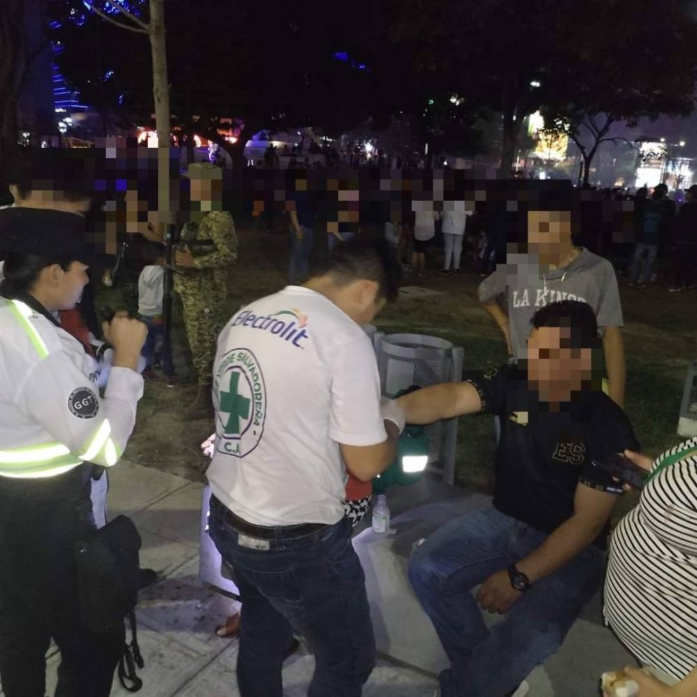 Un hombre resultó con quemaduras tras una explosión en la plaza del Divino Salvador del Mundo. / Cruz Verde.