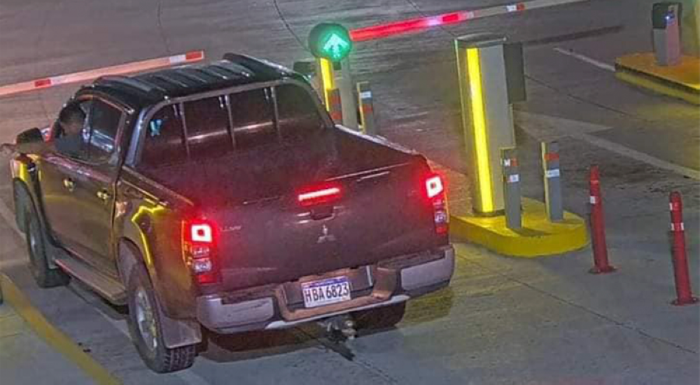 El pick up gris donde supuestamente David Chávez huyó y se pasó llevando una tranca del aeropuerto de Palmerola.