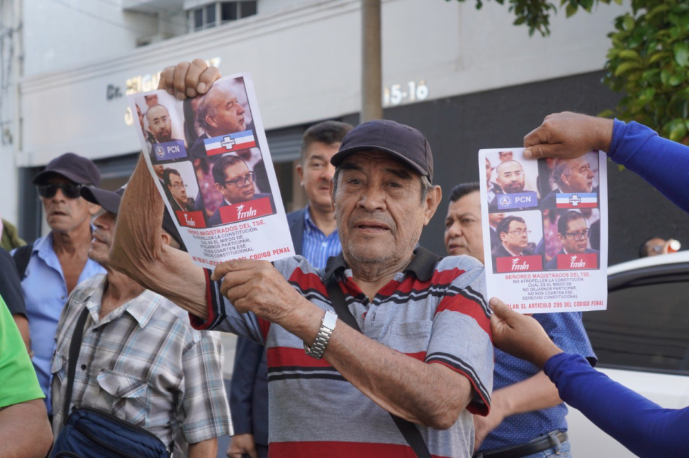 Miembros de PAIS señalan a los magistrados del TSE de no permitirles participar en elecciones cuando permitieron internas fuera del plazo legal a Fuerza Solidaria. / Francisco Valle.