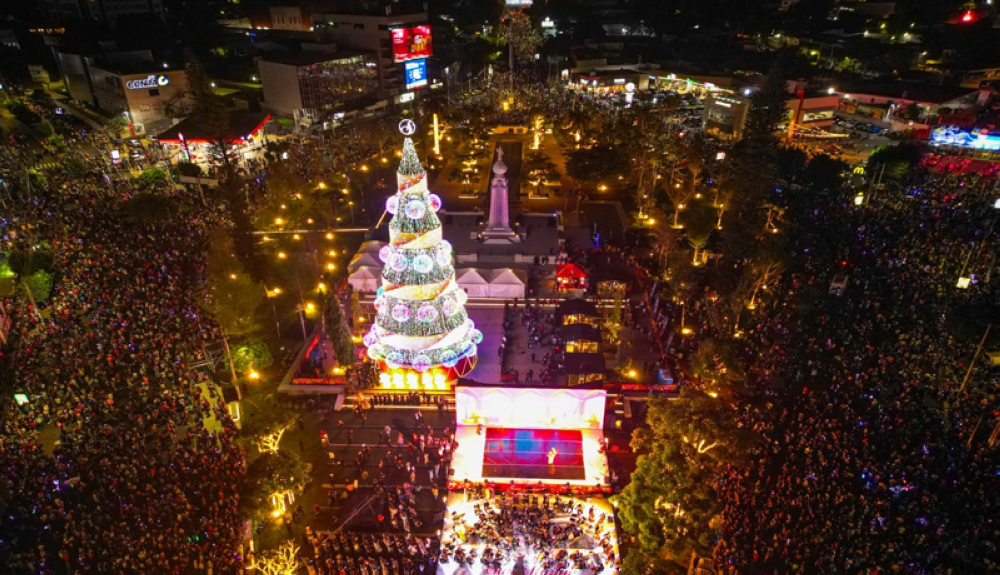 Cientos de salvadoreños acudieron a la Plaza del Divido Salvador del Mundo para la inauguración del árbol navideño más grande del país. / Cortesía. 