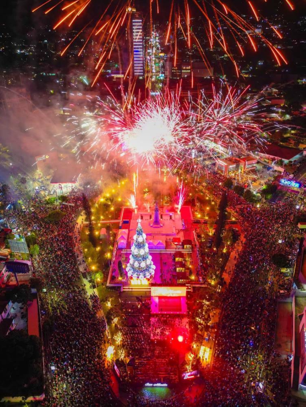 Las luces, el color y la música marcaron oficialmente el inicio de las fiestas navideñas en el gran San Salvador. / Cortesía. 