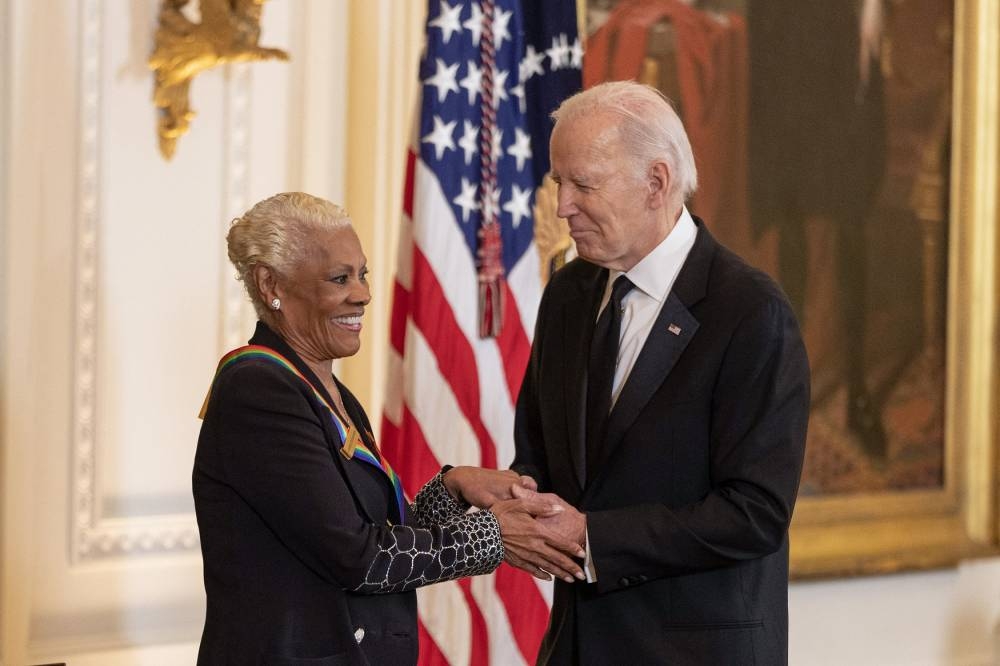 Dionne Warwick saluda al president Joe Biden. / AFP