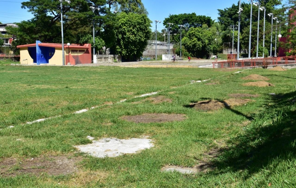 La cancha de Papi fútbol está inhabilitada por las canaletas que fueron construidas para instalar el comedor de la Villa Centroamericana. / Juan Martínez. 