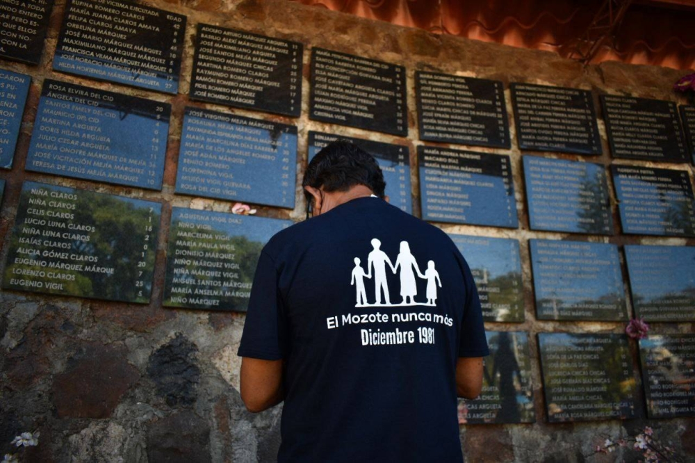 Uno de los habitantes frente a las lapidas memorales del Mozote conmemorando la masacre de 1981. / Emerson del Cid