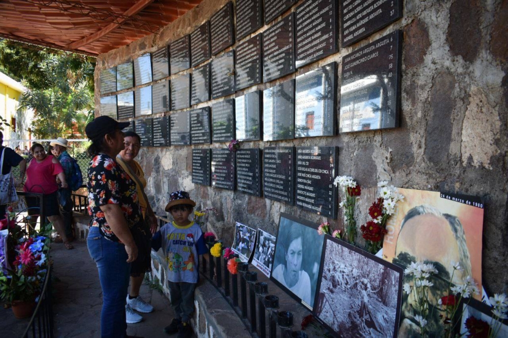 Una madre junto a su pequeño en el caserío El Mozote conmemoran la vida de más de 900 personas que fueron asesinadas en la masacre de 1981. / Emerson del Cid.