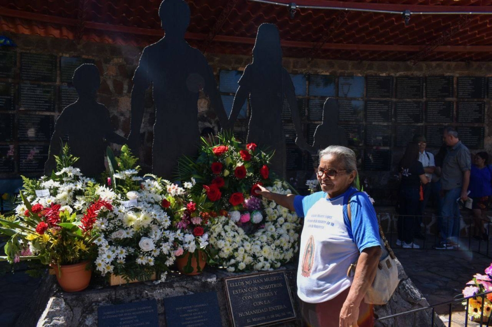 Los habitantes del caserío del Mozote llegaron al lugar con flores de muchos colores para conmemorar la masacre perpetrada por el ejèrcito salvadoreño en 1981. / Emerson del Cid.