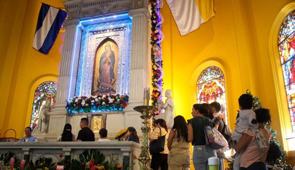 Los feligreses pasaron a ofrecer sus oraciones a la Virgen de Guadalupe. / Emerson del Cid