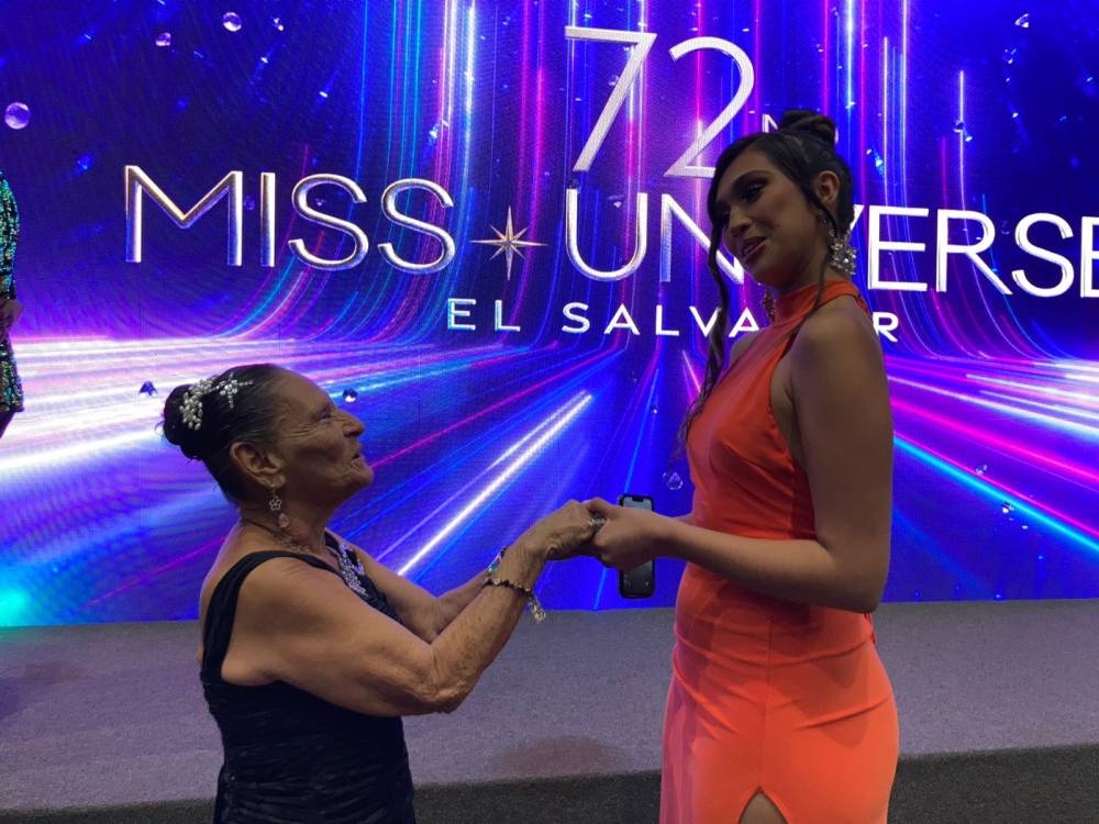 Yajaira junto ala también reina de belleza salvadoreña Florence García, en la sala de prensa. / Foto: Jhoel Díaz