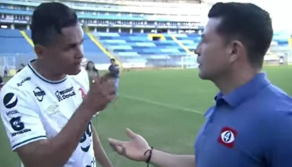 Alianza player faces the television presenter after the game against Águila in Cuscatlán