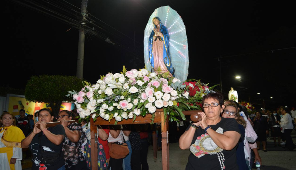Mujeres de Antiguo Cuscatlán llevan en anda la imagen de la virgen morena, en una tradicional procesión que parte de la parroquia Santos Niños Inocentes / Foto DEM - Lisbeth Ayala. 