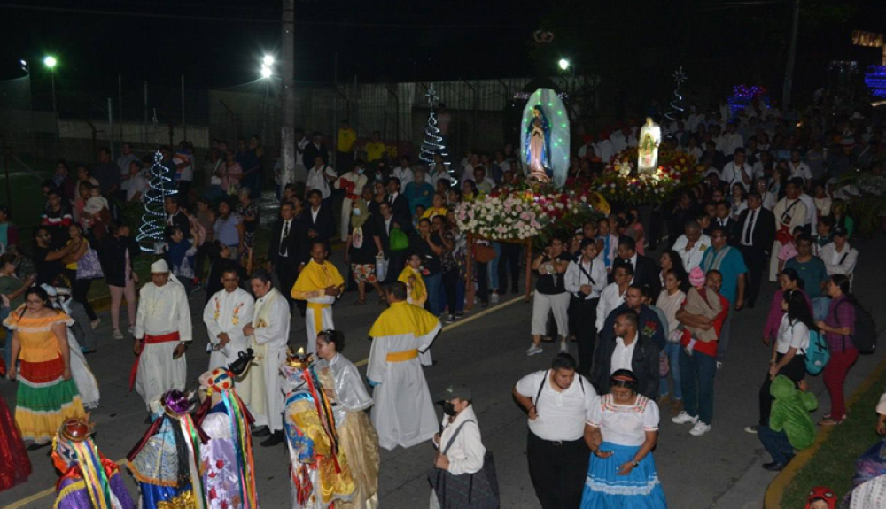 decenas de fieles católicos llevaban varias imágenes de la guadalupana en la tradicional procesión rumbo a Basílica de Guadalupe / Foto DEM - Lisbeth Ayala. 