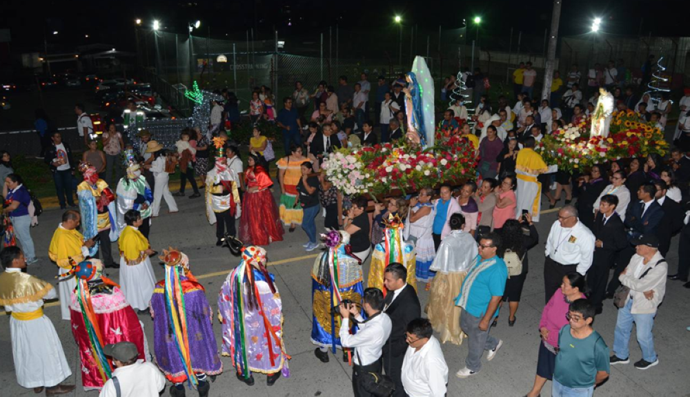 Durante la procesión los devotos a la Virgen de Guadalupe tuvieron un encuentro cultural con los tradicionales historiantes / Foto DEM - Lisbeth Ayala. 