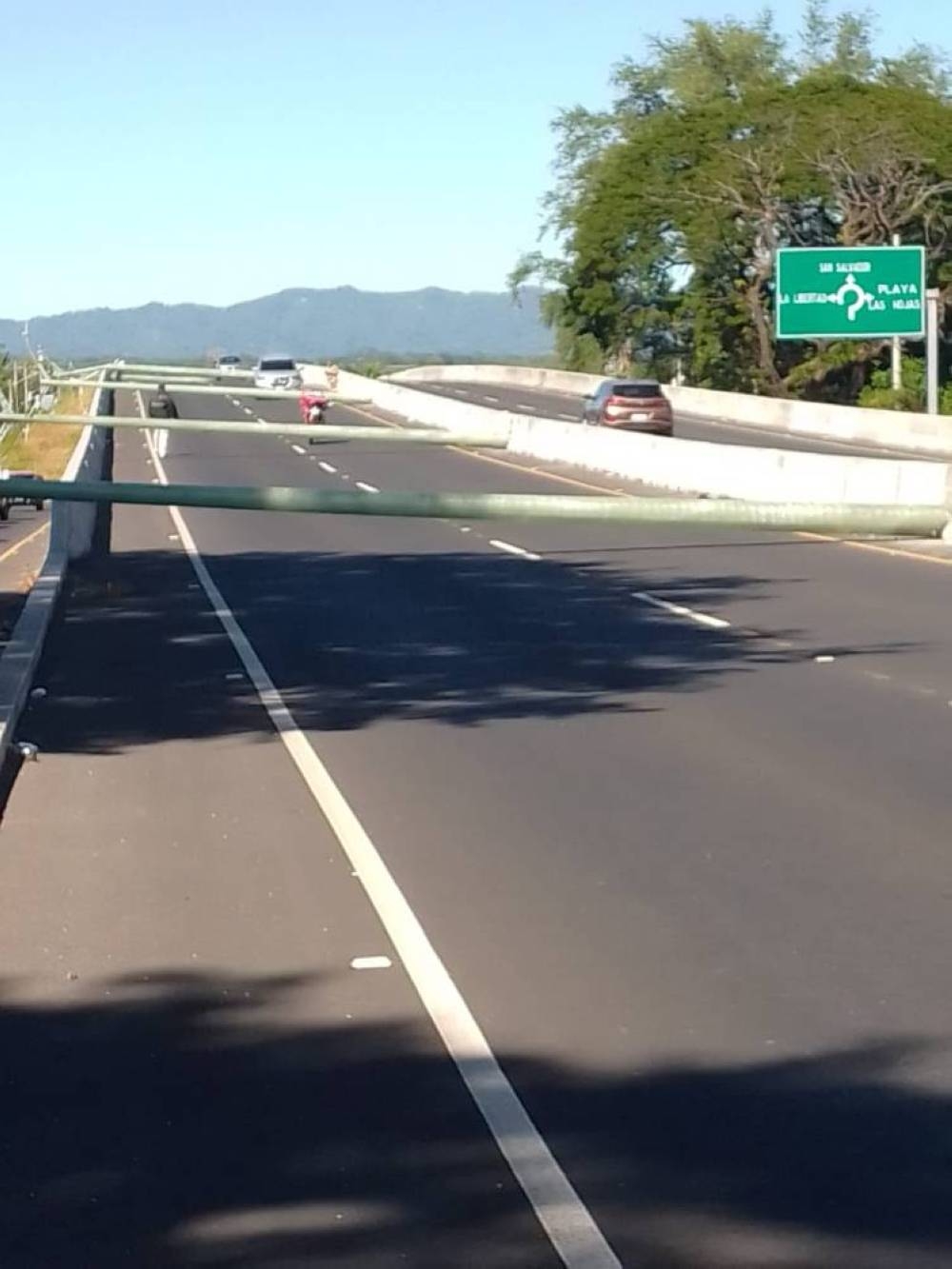 Varios postes que cayeron sobre la vía en la autopista Comalapa / Cortesía Sonora.
