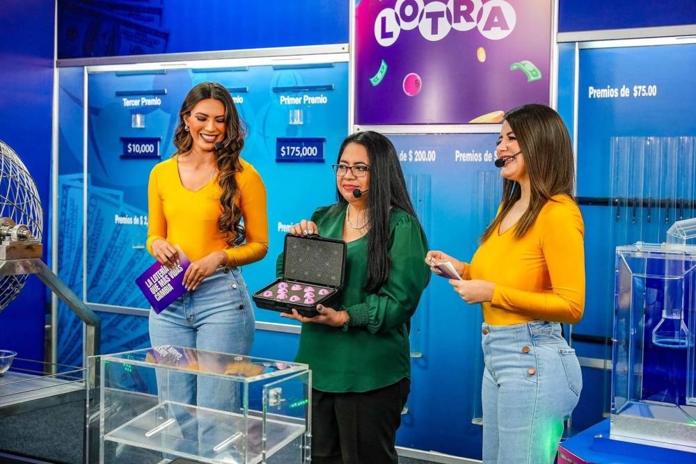 La alegría durante el sorteo no faltó. / Foto cortesía Lotería SV