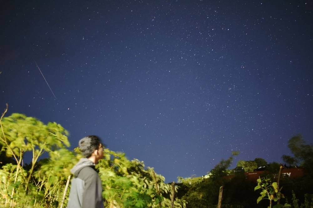 Una personas observando la lluvia de estrellas 