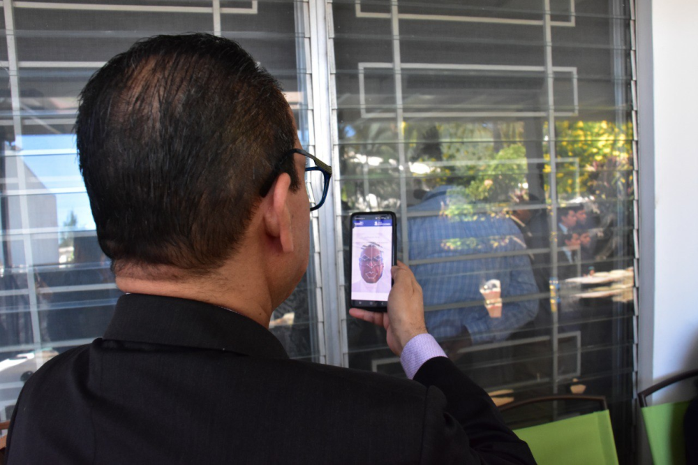 La prueba biométrica pretende comprobar que el votante es quien dice ser. / J. Martínez.