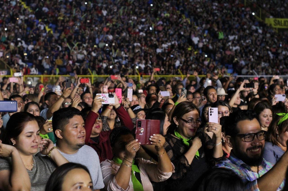 Miles de salvadoreños gozaron del viaje por éxitos de Los Bukis y del solista. / Foto: Emerson Del Cid