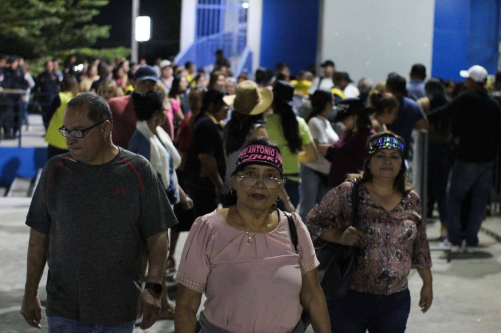 El público se avocó desde entrada la noche para disfrutar el recital. / Foto: Emerson Del Cid