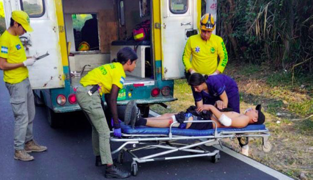 Voluntarios de Comandos de Salvamento inician el traslado de unos de los heridos en el accidente en San Martín