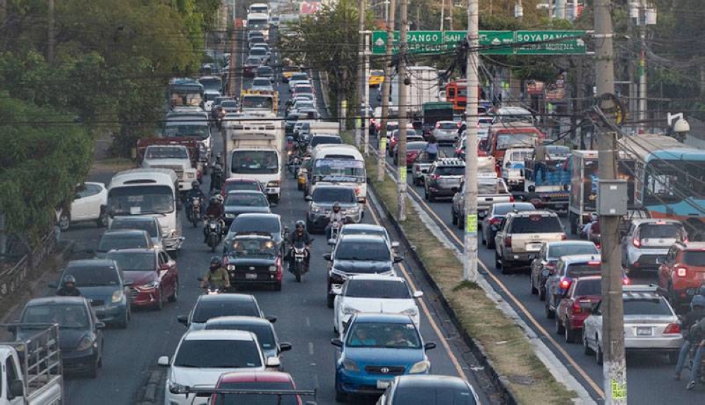 Así luce el tráfico bulevar del Ejército que conecta Ilopango, Soyapango hacia San Salvador en hora pico. La cola de vehículos comienza desde la terminal Nuevo Amanecer o antes en estas horas. / Emerson del Cid