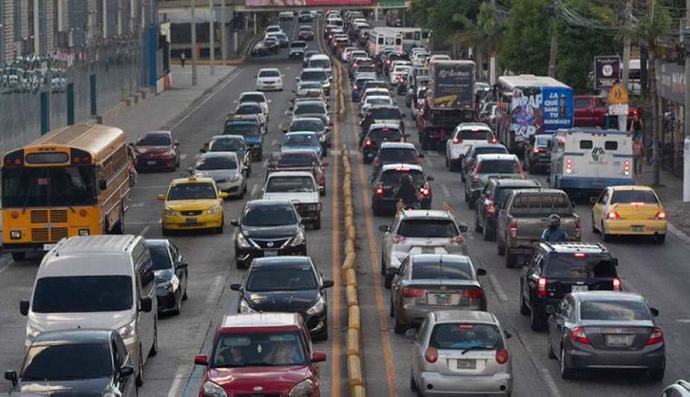 Diariamente la 49 avenida Norte es de las calles más transitadas que empeora en estas épocas. / Emerson del Cid