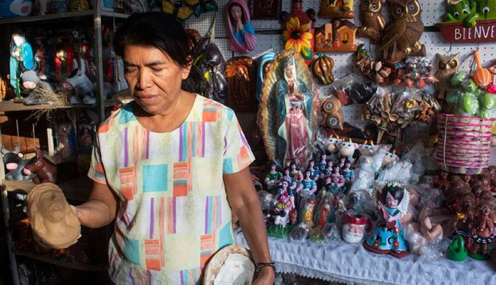 María Matilde Guerra administra el local “El Rinconcito” donde también elaboran figuras de barro y comercializan otras. / Emerson del Cid