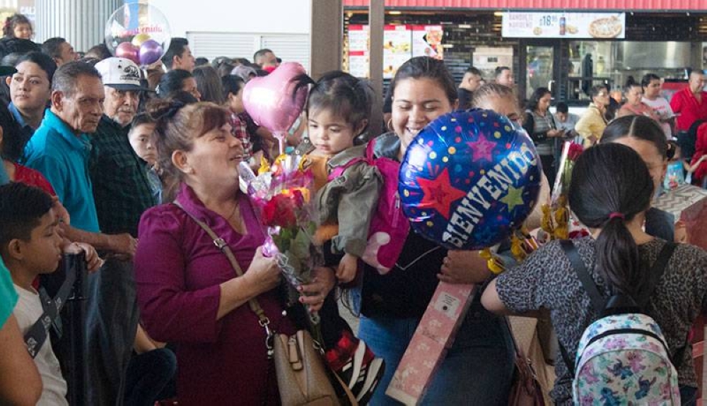 En el aeropuerto se muestran abrazos y emociones en estas fechas. / Emerson Del Cid