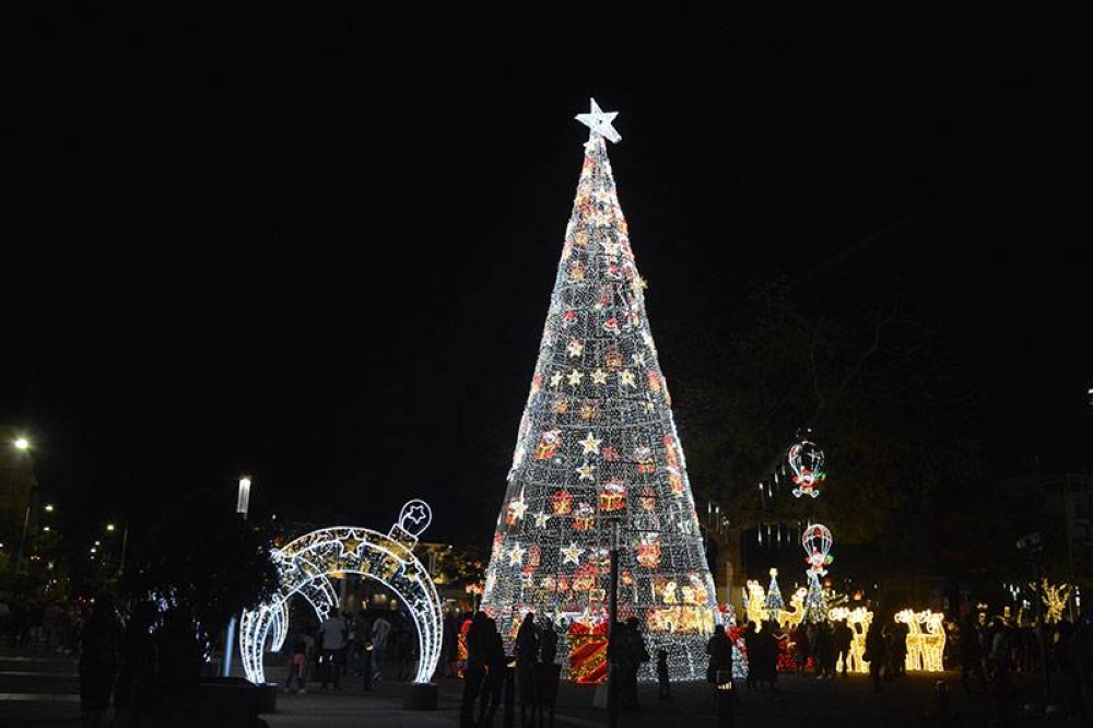 En el centro de San Salvador, las siluetas de los turistas se mueven para dar vida a la decoración navideña. / Lisbeth Ayala