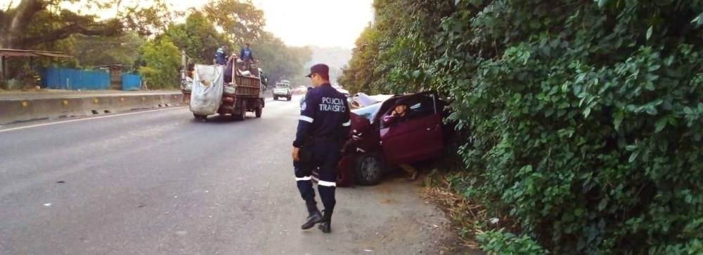 Agentes de la PNC se mantienen en el lugar del accidente de trànsito. / cortesía.