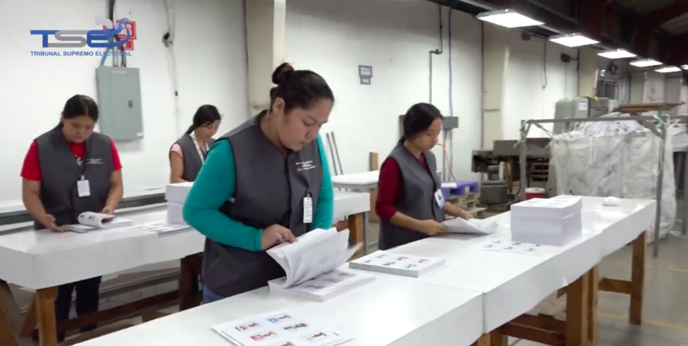 Las papeletas son sometidas a un proceso de revisión. / Imagen de video del TSE.