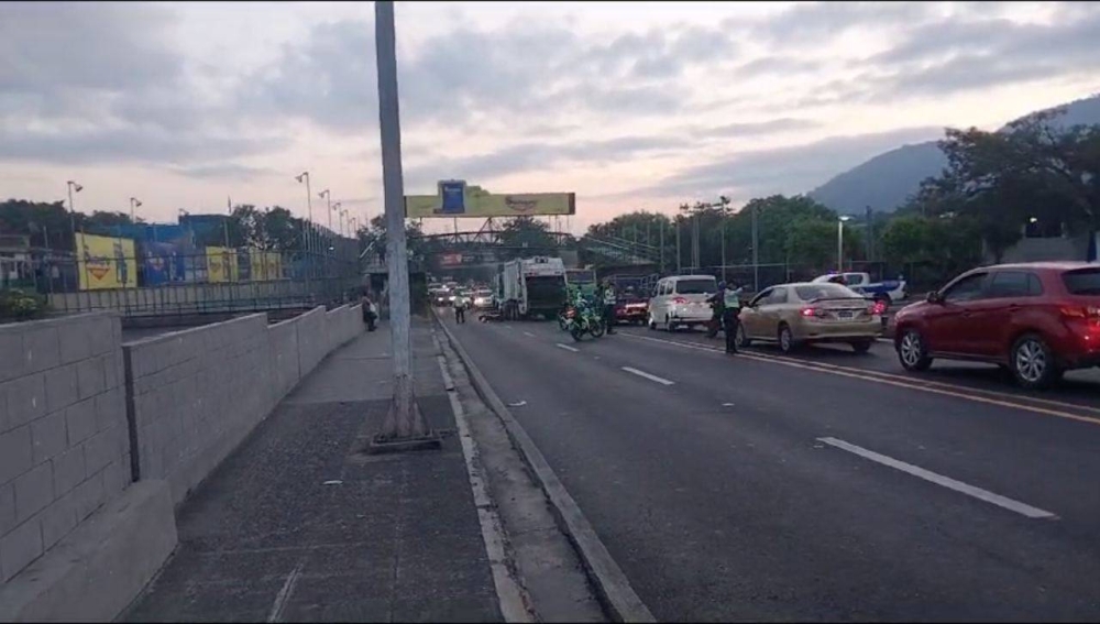 Un camión de desechos sólidos impactó contra un motociclista en el bulevar Venezuela. / cortesía.