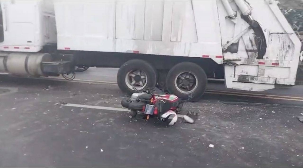 La motocileta accidentada a la par del camión de deschos sólidos. / cortesía.