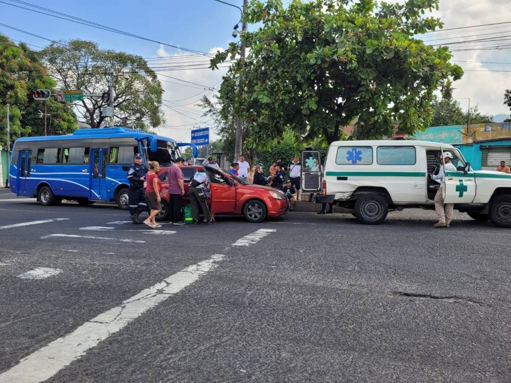 Un anciano resultó lesionado luego de caer de un bus en movimiento en San Salvador.
