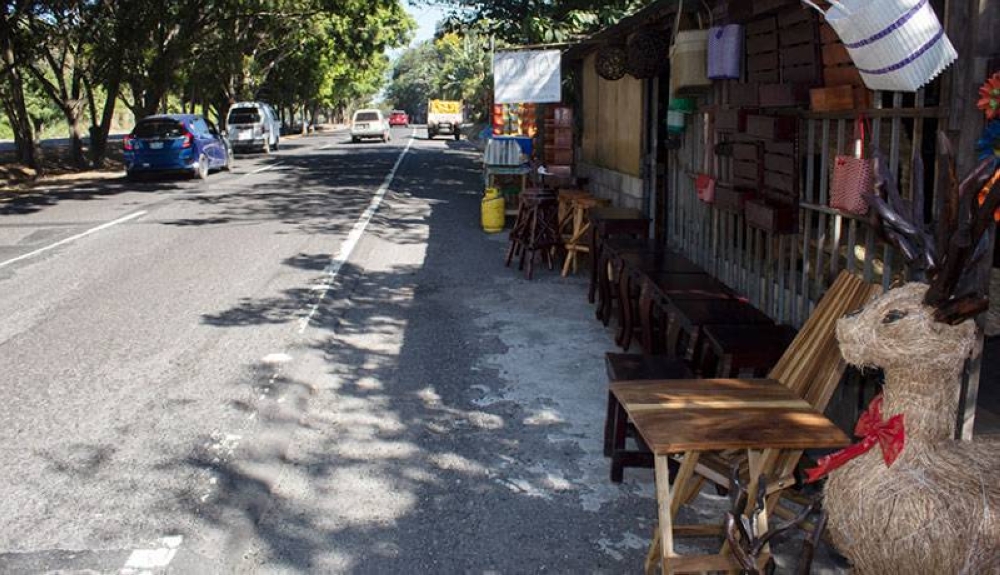 Alexander tiene más de 15 años de vender a la orilla de la carretera. / Emerson del Cid