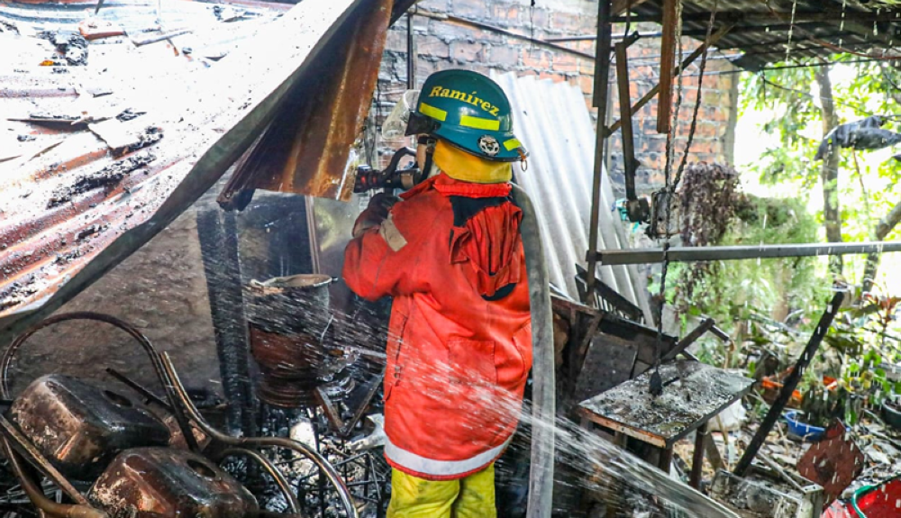 Incendio Estructural Destruyó Una Vivienda En Mejicanos - Diario El Mundo