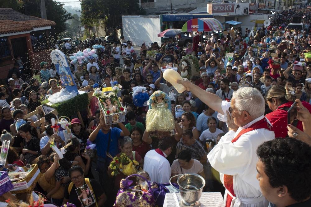 Al finalizar la procesión, los feligreses esperan la bendición para sus niños inocentes. Foto/Emerson Del Cid