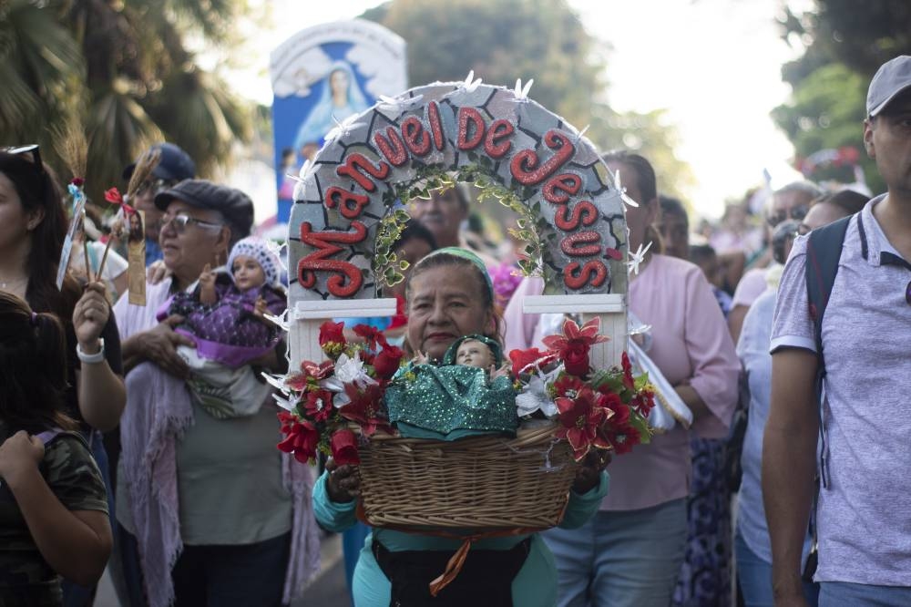 Los devotos prepararon con emoción y fervor las canastas donde cargaban a sus niños inocentes. /Emerson Del Cid